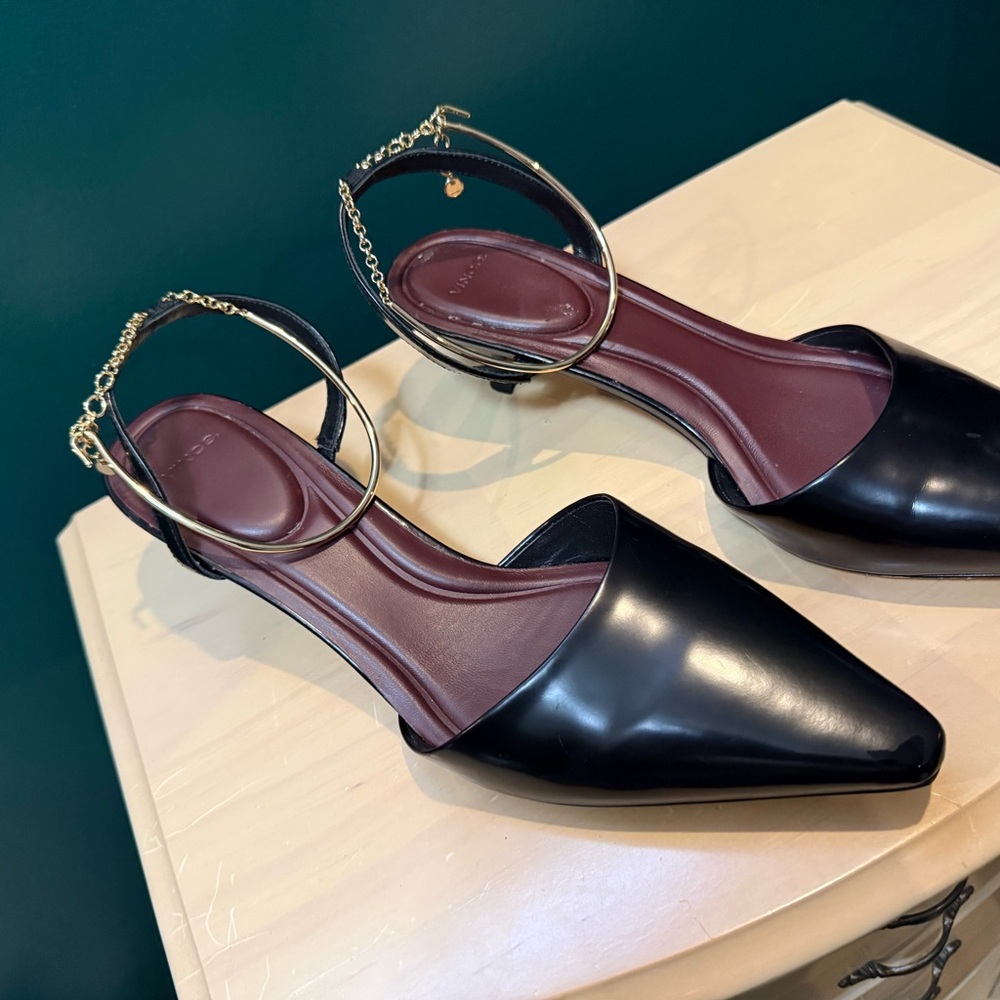 Vero Cuoio Black Heels with Gold Chain Detail - Picture 2 of 5
